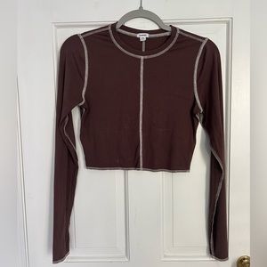 brown and white trendy long sleeve crop top! size 4-6(M)